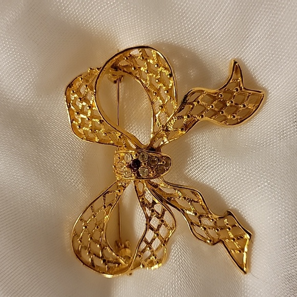 Cut Out Ribbon Bow Gold Tone Brooch Pin Christmas Holiday Clear Red Faux Stones - Picture 4 of 16